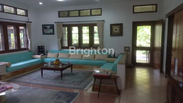 image RUMAH ASRI NYAMAN DAN LUAS DI TENGAH KOTA SIAP HUNI COCOK UNTUK KELUARGA BESAR (4)