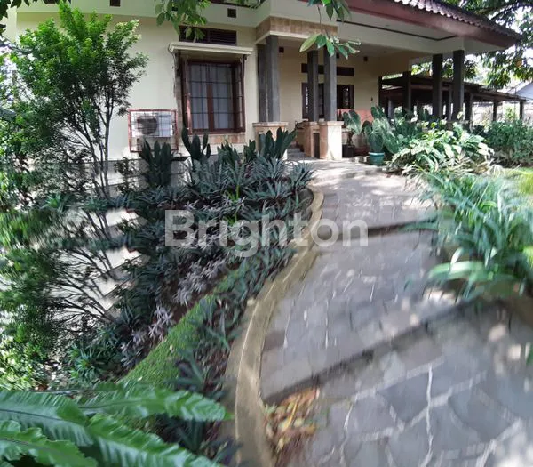 image RUMAH ASRI NYAMAN DAN LUAS DI TENGAH KOTA SIAP HUNI COCOK UNTUK KELUARGA BESAR (1)