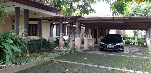 image RUMAH ASRI NYAMAN DAN LUAS DI TENGAH KOTA SIAP HUNI COCOK UNTUK KELUARGA BESAR (2)
