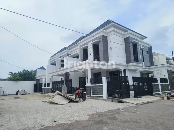 image RUMAH AMERICAN CLASSIC MEWAH ROW JALAN KEMBAR DI ARAYA GALAXY BUMI PERMAI, SURABAYA TIMUR (1)