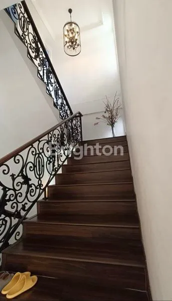 image RUMAH MEWAH AMERICAN CLASSIC STYLE – TAMAN GOLF MODERN TANGERANG (8)