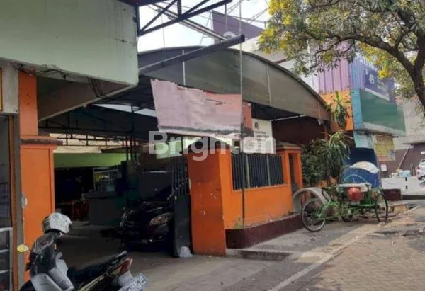 image RUMAH STRATEGIS JALAN RAYA MANYAR, LUAS 688M², SHM. COCOK UNTUK PERTOKOAN, HOTEL. (1)