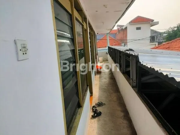 image RUMAH STRATEGIS JALAN RAYA MANYAR, LUAS 688M², SHM. COCOK UNTUK PERTOKOAN, HOTEL. (8)