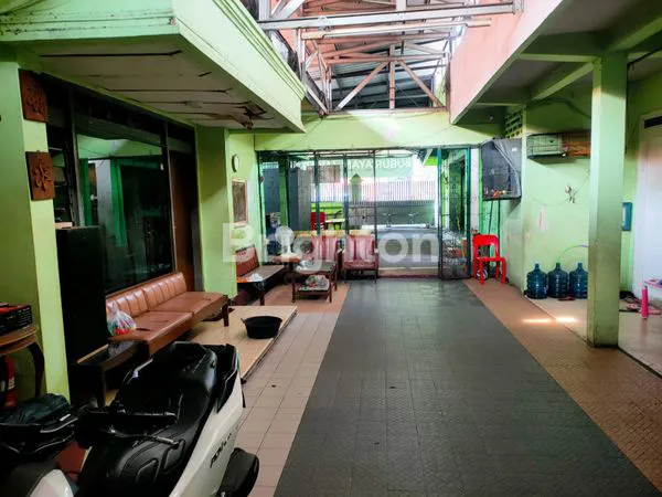 image RUMAH STRATEGIS JALAN RAYA MANYAR, LUAS 688M², SHM. COCOK UNTUK PERTOKOAN, HOTEL. (7)
