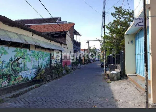 image RUMAH STRATEGIS JALAN RAYA MANYAR, LUAS 688M², SHM. COCOK UNTUK PERTOKOAN, HOTEL. (4)