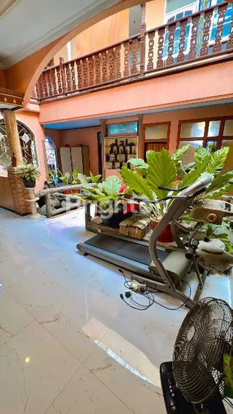 image RUMAH MEWAH DEKAT TOL JATIBENING DAN LRT CIKUNIR DENGAN KOLAM RENANG (3)