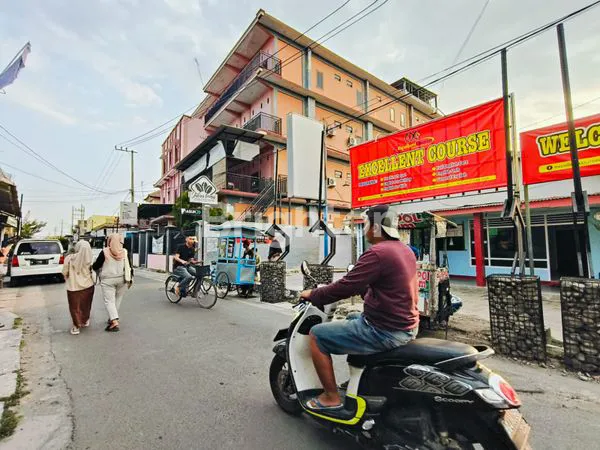 image DISEWAKAN LAHAN + BANGUNAN EKS CAFE DI KAMPUNG INGGRIS PARE – SIAP PAKAI, AREA PADAT KURSUS (2)