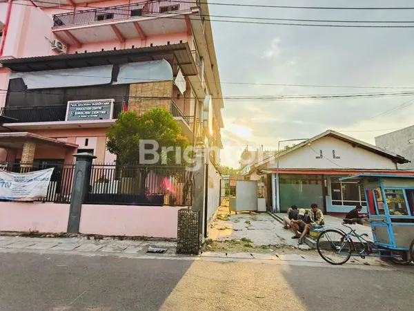 image DISEWAKAN LAHAN + BANGUNAN EKS CAFE DI KAMPUNG INGGRIS PARE – SIAP PAKAI, AREA PADAT KURSUS (1)