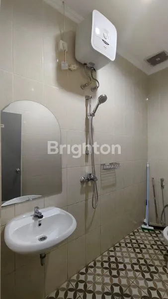 image RUMAH TERAWAT RAPI 3 LANTAI TANJUNG DUREN (8)