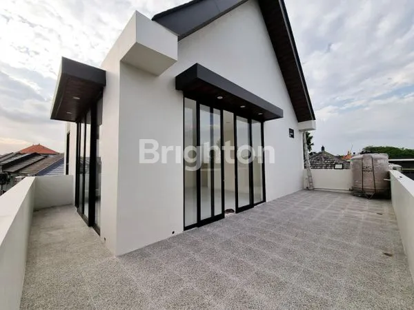 image RUMAH MODERN 3 LANTAI DI DALUNG – DEKAT CANGGU (7)