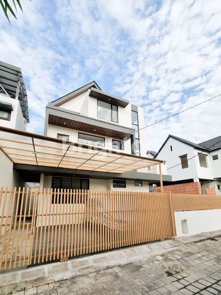 image RUMAH MODERN 3 LANTAI DI DALUNG – DEKAT CANGGU (6)