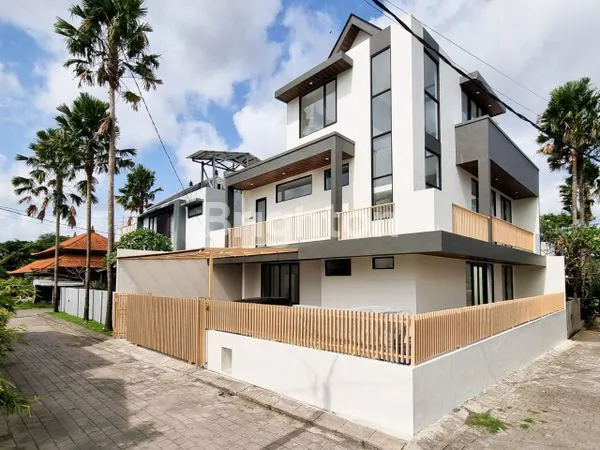 image RUMAH MODERN 3 LANTAI DI DALUNG – DEKAT CANGGU (1)