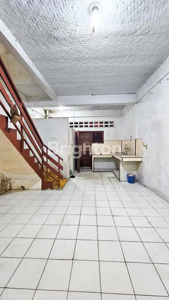 image DISEWAKAN RUMAH 2 TINGKAT - SIAP HUNI - INTI KOTA DENGAN LOKASI STRATEGIS - DAERAH JL BRIGJEN KATAMSO , SUKARAJA , MEDAN MAIMUN (4)