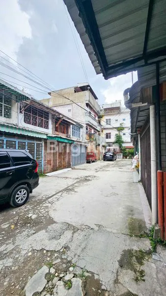 image DISEWAKAN RUMAH 2 TINGKAT - SIAP HUNI - INTI KOTA DENGAN LOKASI STRATEGIS - DAERAH JL BRIGJEN KATAMSO , SUKARAJA , MEDAN MAIMUN (2)