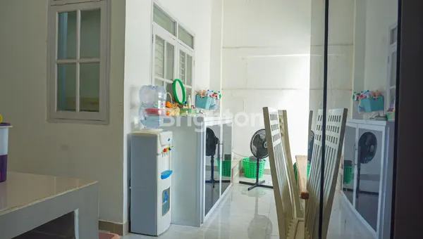 image DIJUAL RUMAH 3 LANTAI + ROOFTOP – SENTUL CITY  SEMI FURNISHED • AKSES 2 ARAH • SHM ON HAND (5)