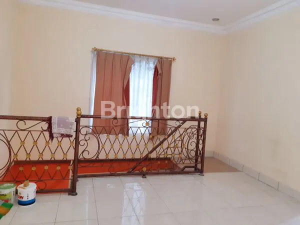 image SEWA RUMAH 2 LANTAI 6 KMR TIDUR (4)