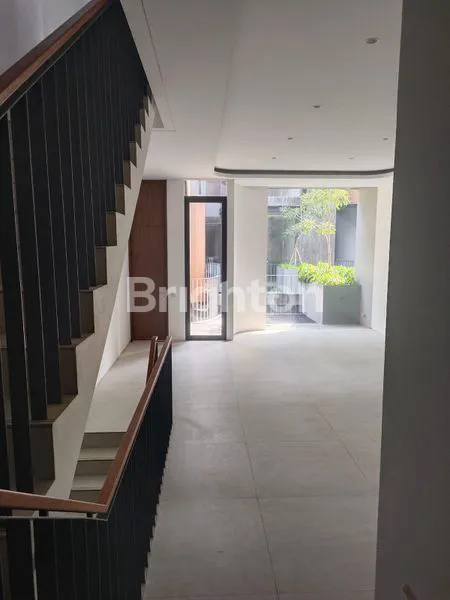 image RUMAH 3 LANTAI DI KEMANG, BEBAS BANJIR & LIFT (8)