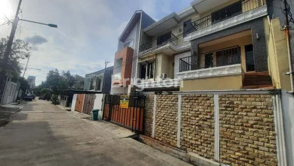 RUMAH LANTAI 3 SIAP HUNI