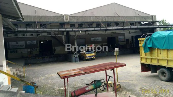 image GUDANG BESAR STRATEGIS SAMARINDA DENGAN LOADING DOK DAN SIAP PAKAI (4)
