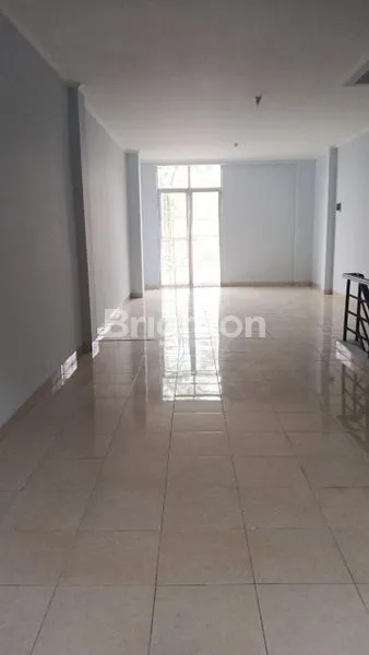 image RUKO PREMIUM 3 LANTAI DI BOULEVARD UTAMA GLAZE  1 – GADING SERPONG (3)