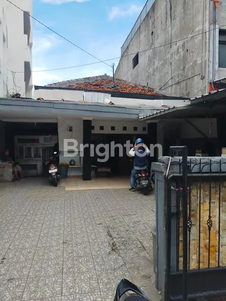 image DIJUAL RUMAH LAMA POSISI STRATEGIS KURANG LEBIH 400 M2 DIDAERAH PETOJO DALAM (1)