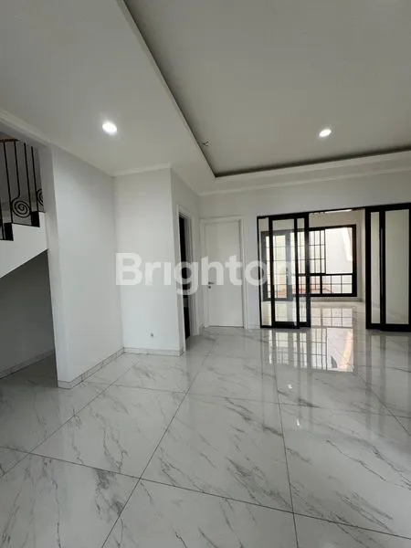 image RUMAH 3 LANTAI DI ALAM SUTERA, 5+1 KT & 231 M² LB (1)