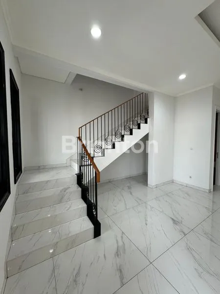 image RUMAH 3 LANTAI DI ALAM SUTERA, 5+1 KT & 231 M² LB (2)
