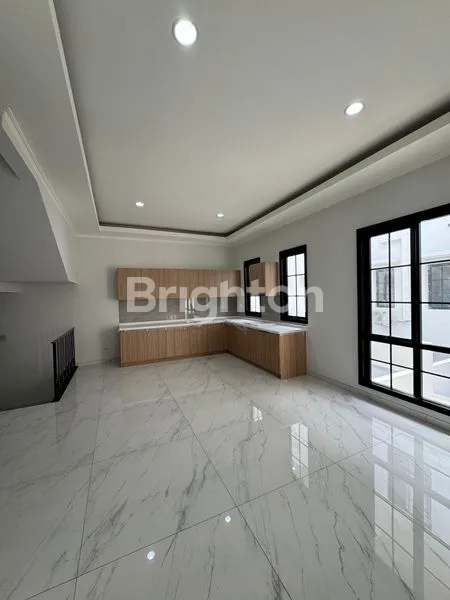 image RUMAH 3 LANTAI DI ALAM SUTERA, 5+1 KT & 231 M² LB (4)