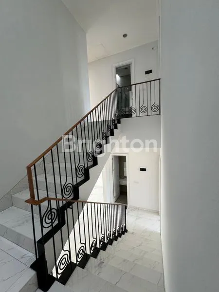 image RUMAH 3 LANTAI DI ALAM SUTERA, 5+1 KT & 231 M² LB (6)