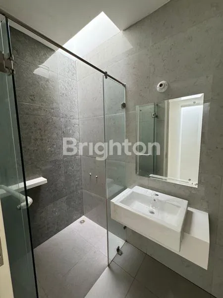 image RUMAH 3 LANTAI DI ALAM SUTERA, 5+1 KT & 231 M² LB (7)