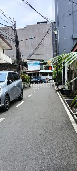 image RUMAH HOEK STRATEGIS DI GELONG BARU, LT/LB 165M² (3)