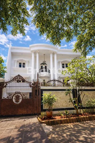 image RUMAH MEWAH KLASIK 3,5 LANTAI FULLY FURNISHED DALAM KOTA – LT 300 M² (1)