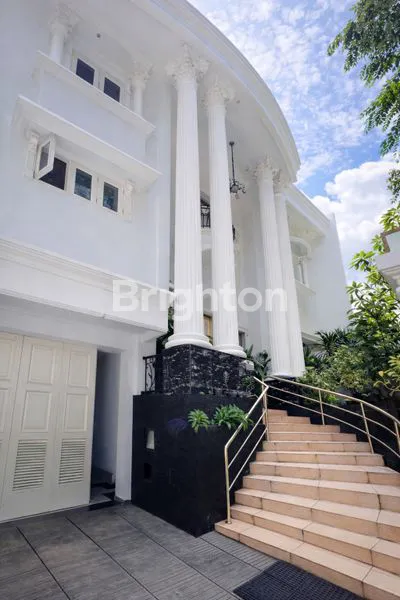 image RUMAH MEWAH KLASIK 3,5 LANTAI FULLY FURNISHED DALAM KOTA – LT 300 M² (2)