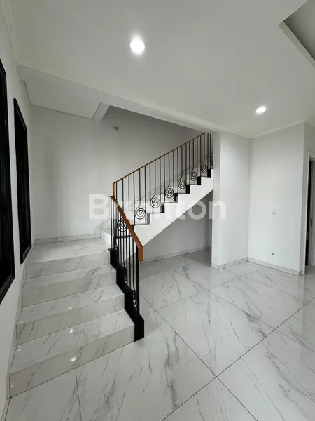 image RUMAH MEWAH & LUAS 3 LANTAI DI SUTERA WINONA TYPE TYRIA, ALAM SUTERA, LOKASI STRATEGIS DEKAT MALL (3)