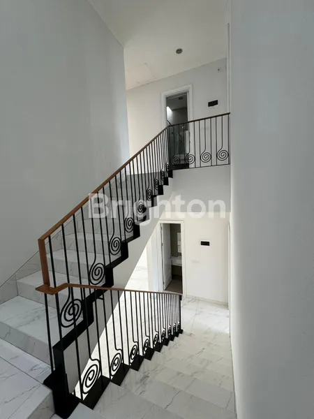 image RUMAH MEWAH & LUAS 3 LANTAI DI SUTERA WINONA TYPE TYRIA, ALAM SUTERA, LOKASI STRATEGIS DEKAT MALL (7)