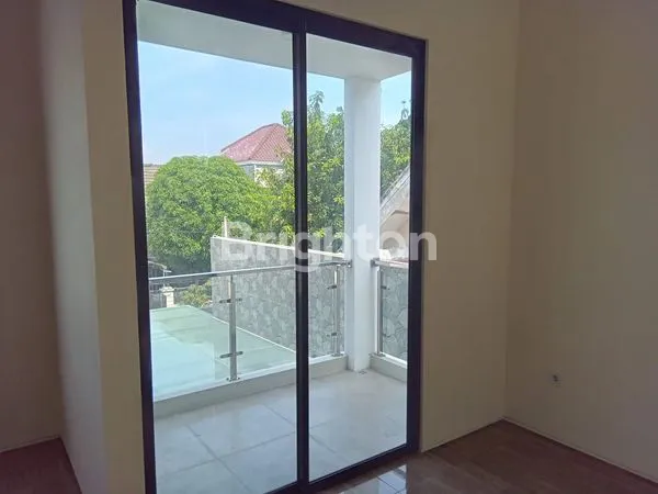 image RUMAH MEWAH 2 LANTAI DI PONDOK MUTIARA BARU SIDOARJO (4)