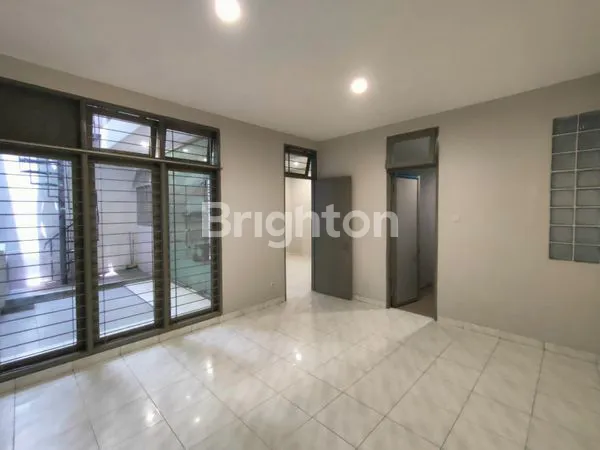 image RUMAH MEWAH 4 KT, SHM, SIAP HUNI DI GELONG BARU (5)