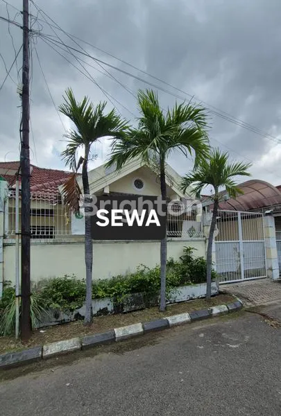 DISEWAKAN RUMAH 1 LANTAI BARU DIRENOV DEPAN TAMAN DI PERUMAHAN ONE GATE DEKAT RAYA MULYOSARI PAKUWON CITY ITS UNAIR MERR GALAXY MALL