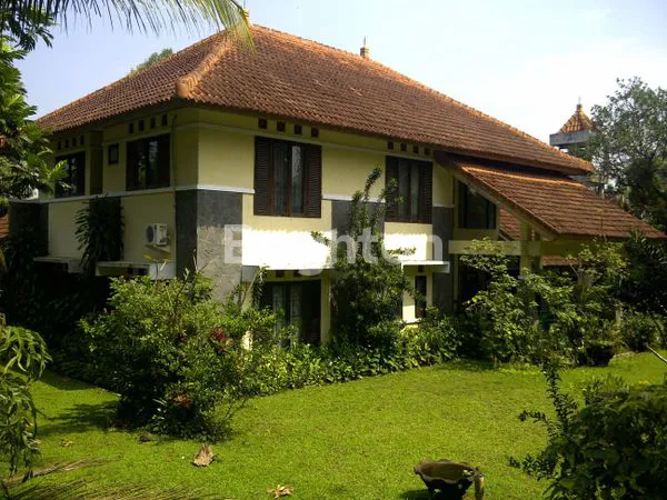 RUMAH ARSITEK LT 2000M² DI SINDANG BARANG, DEKAT KEBUN RAYA