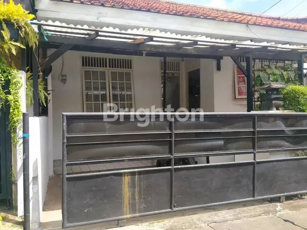 image RUMAH SIAP HUNI AKSES MOBIL LOKASI STRATEGIS DEKAT SENAYAN DAN PERMATA HIJAU DI KEBAYORAN LAMA, JAKARTA SELATAN (1)