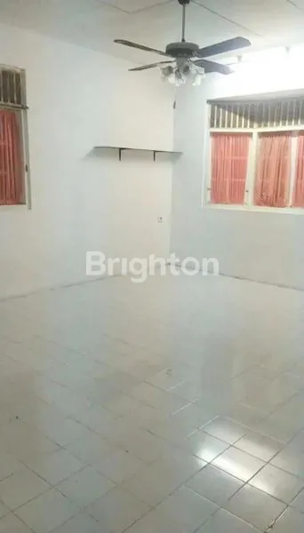 image RUMAH SIAP HUNI AKSES MOBIL LOKASI STRATEGIS DEKAT SENAYAN DAN PERMATA HIJAU DI KEBAYORAN LAMA, JAKARTA SELATAN (2)