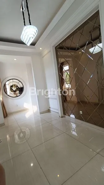 image DI JUAL RUMAH MEWAH BERGAYA KLASIK DI MODERNLAND TANGERANG. (4)