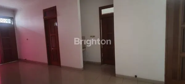 image RUMAH 2 LANTAI SHM, LOKASI PREMIUM JAKARTA PUSAT (4)