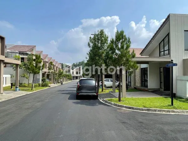 image RUMAH DI KOMPLEK ELITE, STRATEGIS SELANGKAH KE PINTU TOLL (2)