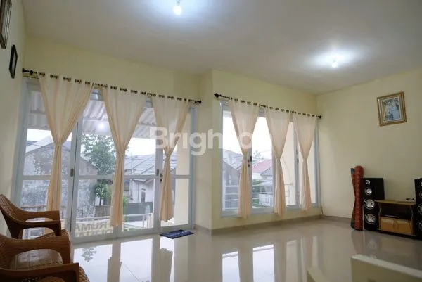 image RUMAH MEWAH 2 LANTAI SEMI FURNISHED DI GRIYA ALAM SENTUL, SIAP HUNI (2)