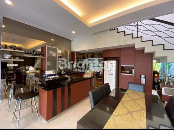 image RUMAH MEWAH SINGGASANA LT275 SIAP HUNI.LOKASI ELIT TAMAN DEPAN BELAKANG + KOLAM IKAN.KEREN (2)