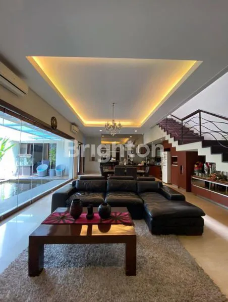 image RUMAH MEWAH SINGGASANA LT275 SIAP HUNI.LOKASI ELIT TAMAN DEPAN BELAKANG + KOLAM IKAN.KEREN (4)