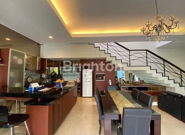 image RUMAH MEWAH SINGGASANA LT275 SIAP HUNI.LOKASI ELIT TAMAN DEPAN BELAKANG + KOLAM IKAN.KEREN (3)