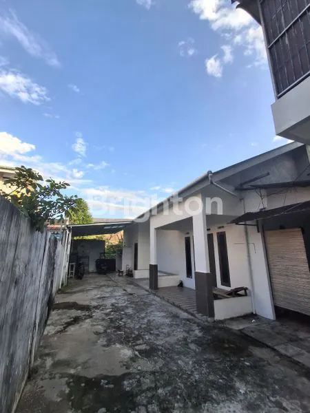 image DISEWAKAN: RUMAH LUAS 3 KT, SEMI-FURNISHED, LOKASI STRATEGIS (1)