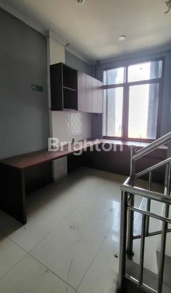 image RUKO 4 LANTAI COCOK UNTUK USAHA /KANTOR DEPAN STASIUN KERETA TEBET, JAKARTA UTARA (2)